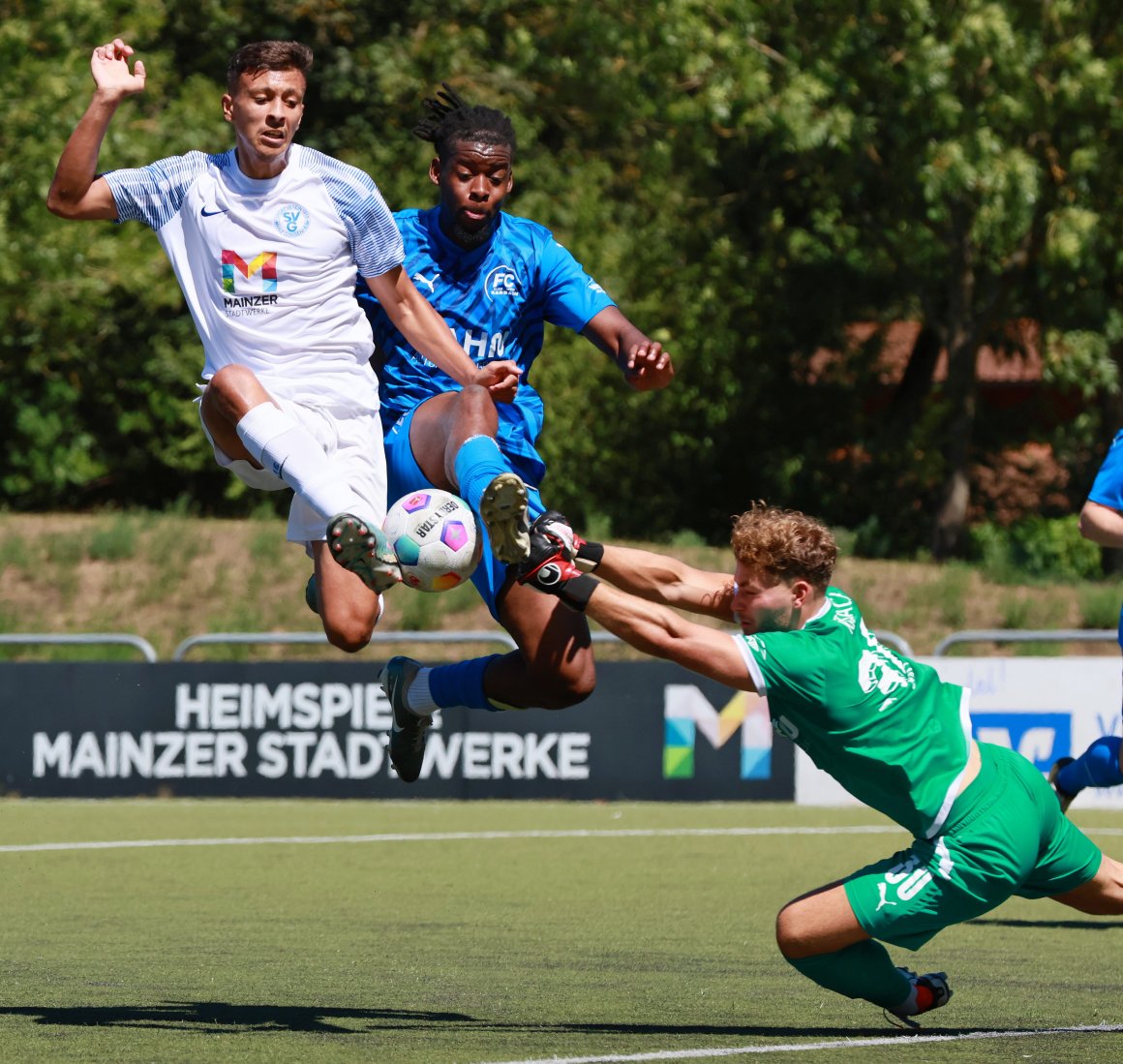 In der Hinrunde erarbeitete sich der SV Gonsenheim (l. Abdellatif El Mahaoui) gegen den FC Karbach viele Offensivaktionen, vernachlässigte aber die Defensive.