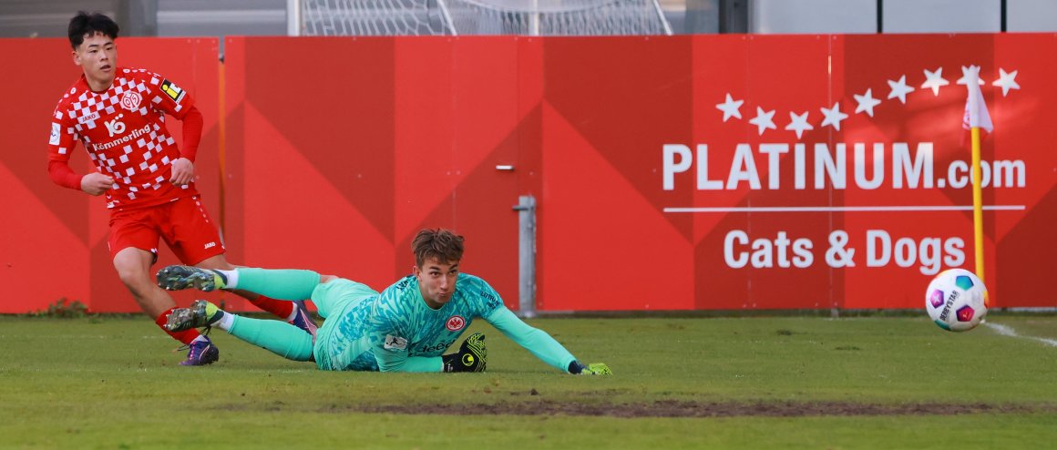 Der Ball fliegt auf das leere Tor zu und wird es auch erreichen, der Treffer von Taiyu Yamasaki nach einem Duell mit Eintracht-Torwart Nils Ramming zählt allerdings nicht wegen eines Handspiels des Japaners.