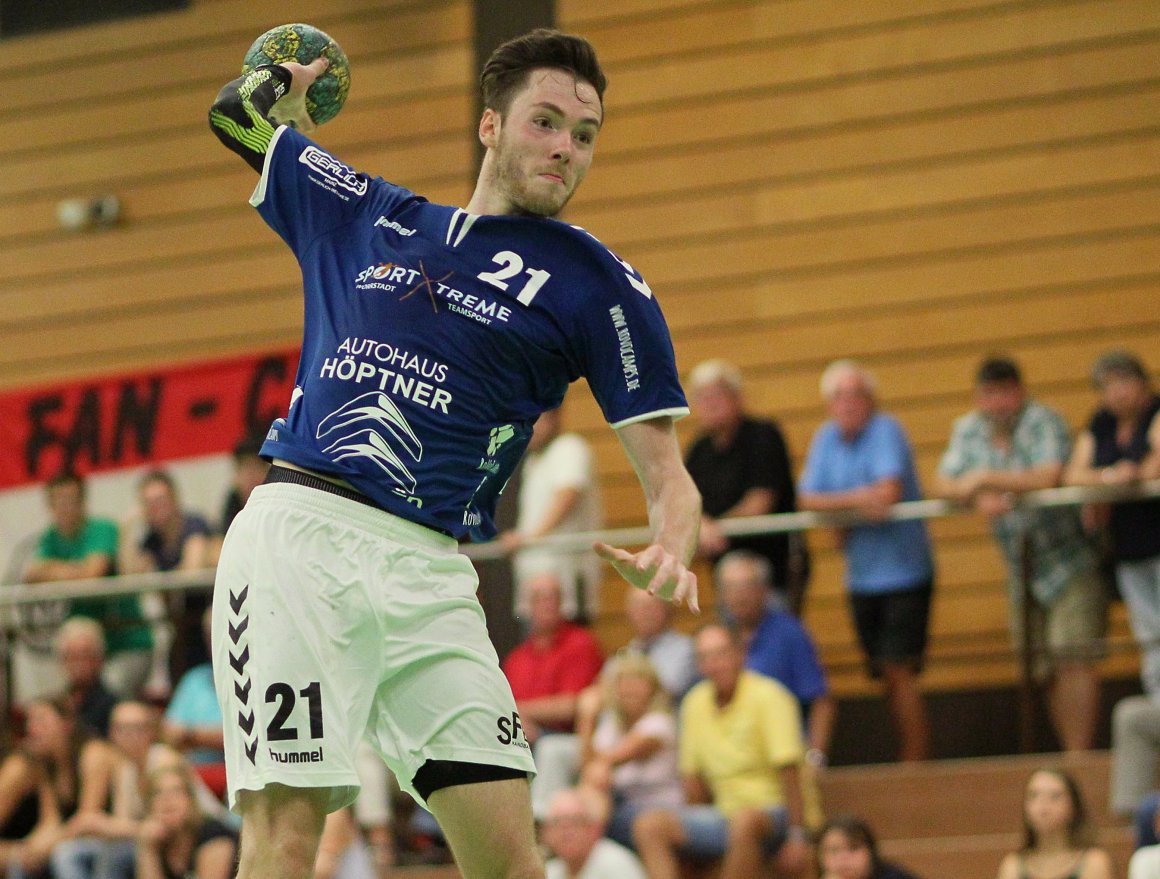 Timo Borsch ist zurück bei den Sportfreunden Budenheim, hier ist er in der Saison 2016/17 in der Waldsporthalle im SFB-Trikot zu sehen. Borsch hatte seinen Pass nach der vergangenen Runde zwar in Nieder-Olm gelassen, war aber nicht mehr aktiv. Das ermöglichte dem Rückraumschützen nun den schnellen Wiedereinstieg bei den Sportfreunden, in Kastellaun warf er auch gleich seine ersten beiden Saisontore.