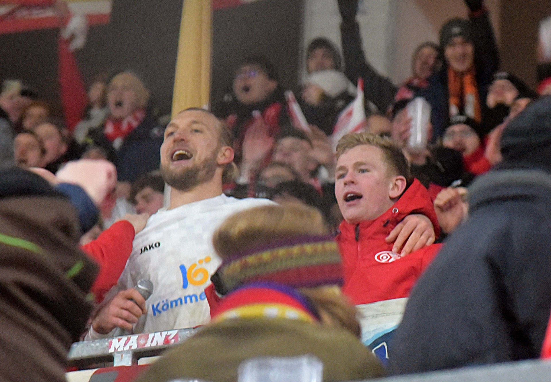 Stimmungsmacher: Robin Zentners Vertragsverlängerung und Jonathan Burkardts Doppelpack führten das Duo nach dem Spiel auf die Tribüne.