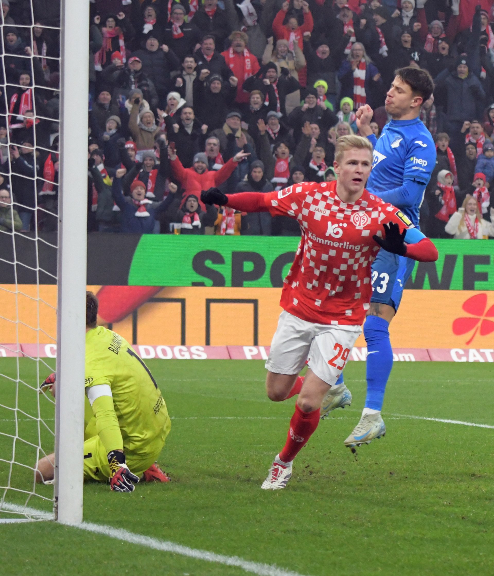 ...sein achtes Saisontor bejubelte er in der vierten Minute des Hoffenheim-Spiels...