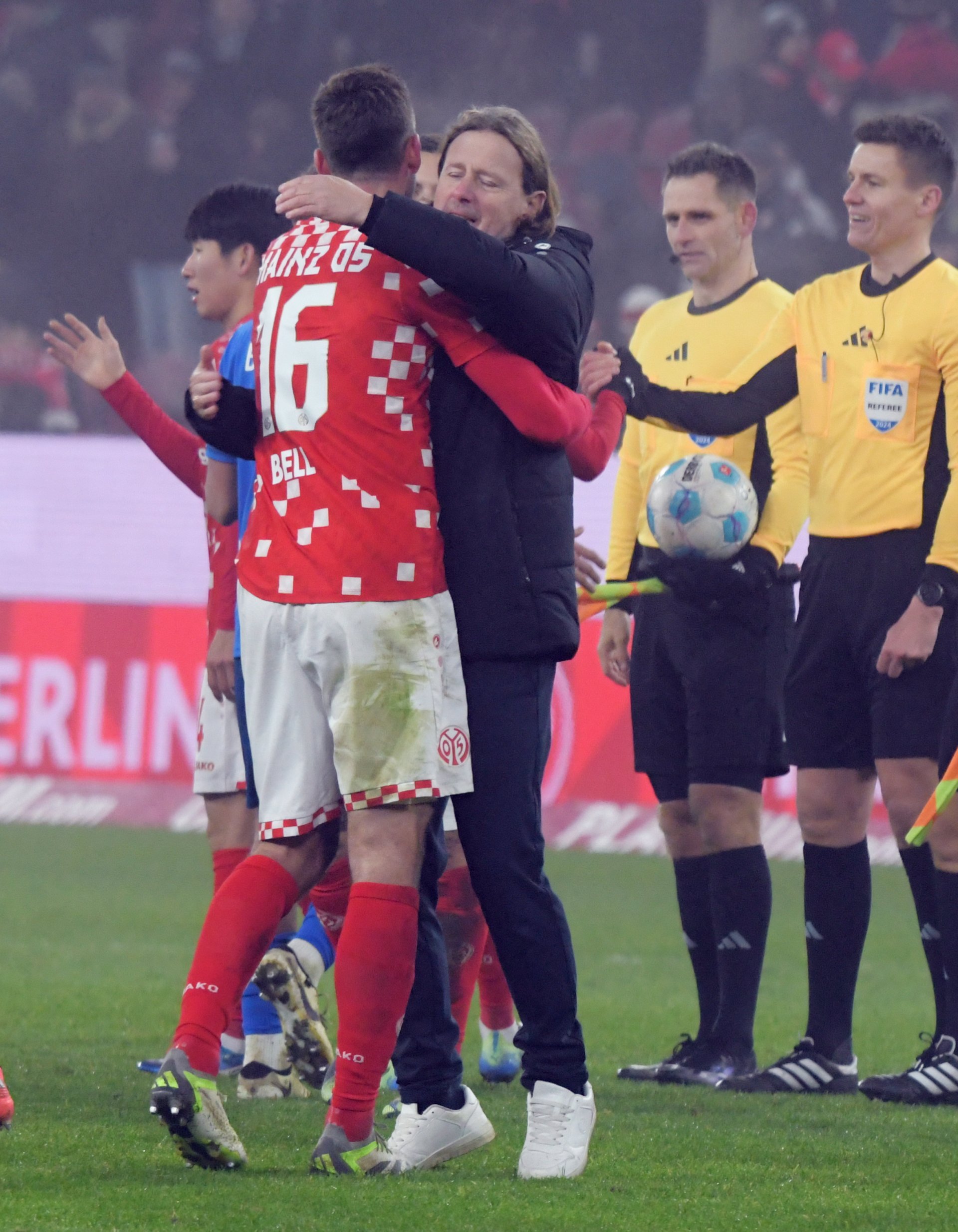 Trainer Bo Henriksen umarmt Abwehrchef Stefan Bell nach einer erneut grandiosen Leistung.