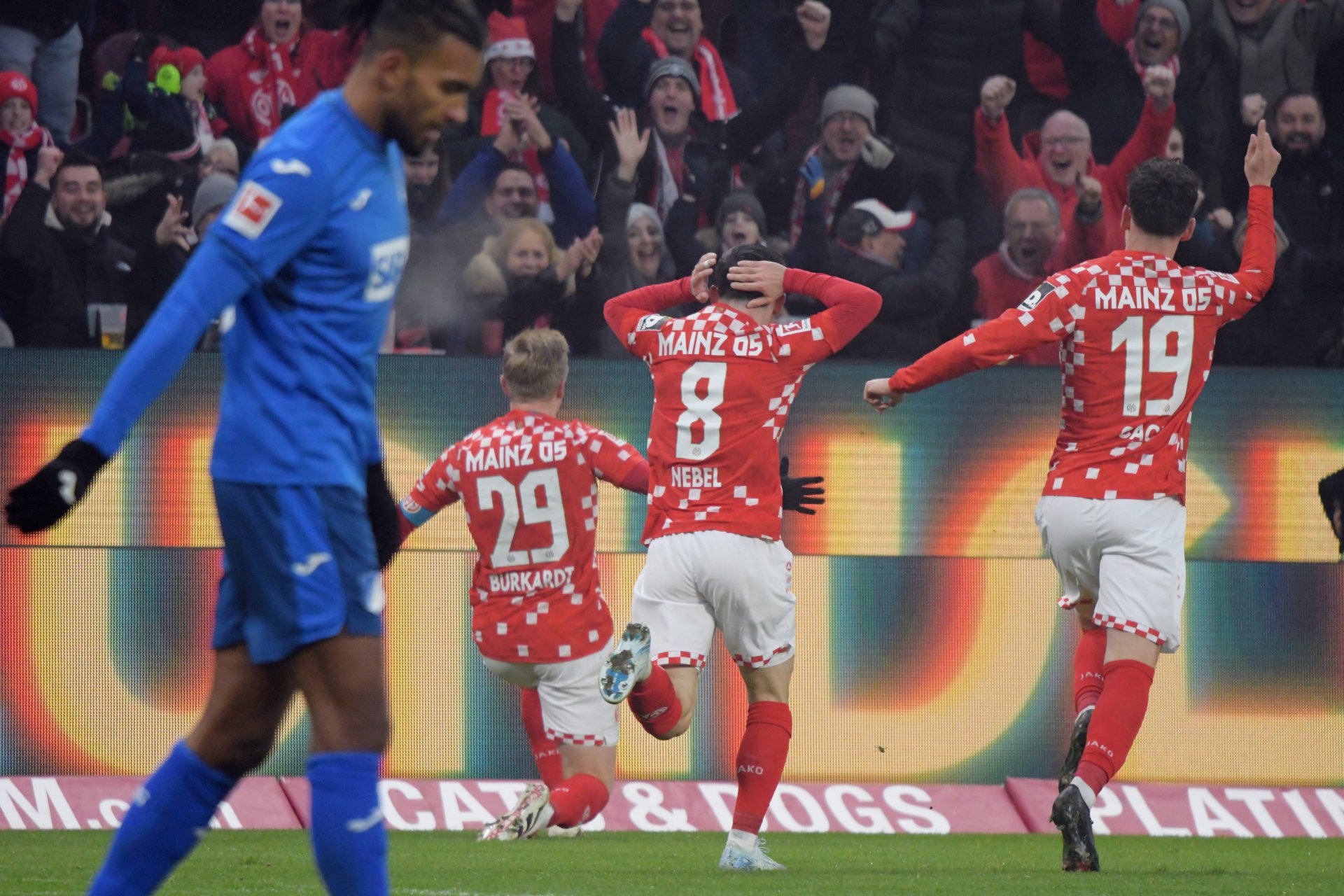 Paul Nebel scheint es kaum fassen zu können, wie Jonny Burkardt den Ball zum 2:0 eingschweißt hat, nach Kopfballvorlage von Anthony Caci.