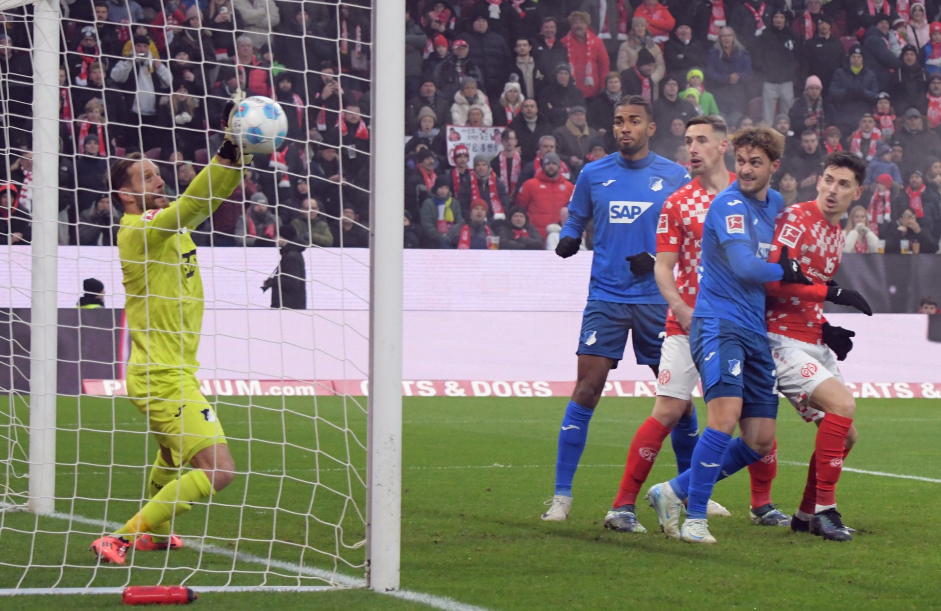 Oliver Baumann, bester Hoffenheimer, hielt in dieser Szene einen Lee-Kopfball gerade noch vor der Linie.