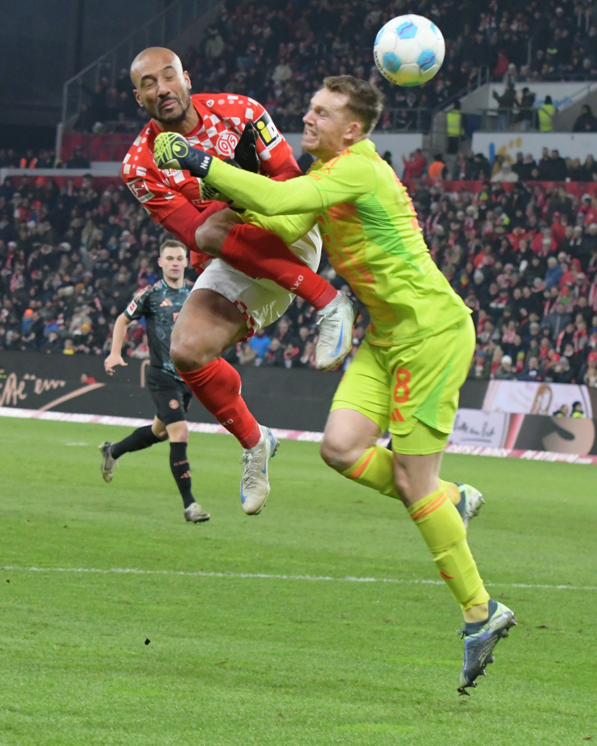 Nach diesem Zusammenprall mussten Karim Onisiwo und Bayern-Torwart Daniel Peretz behandelt werden, beide konnten weiterspielen.