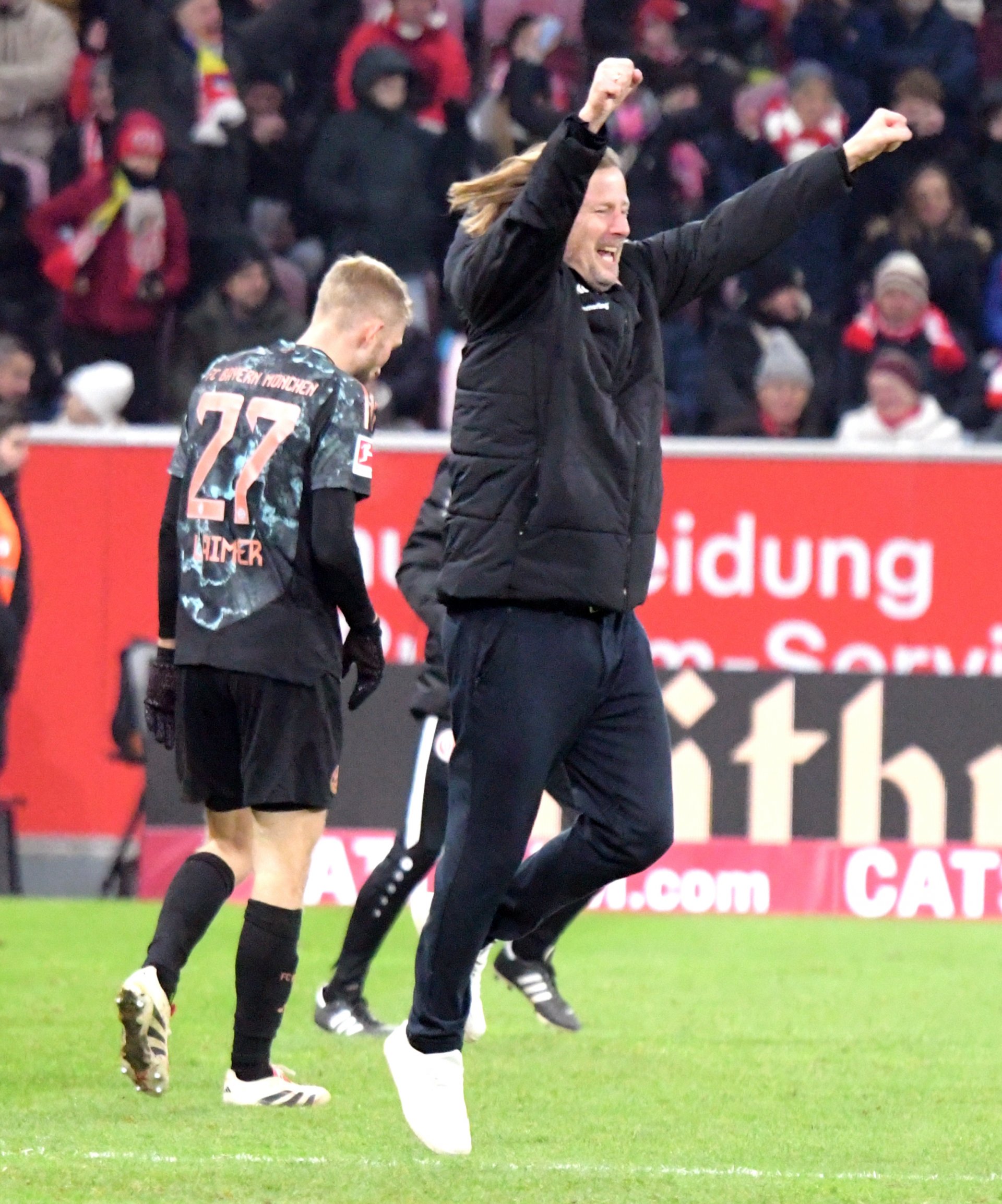 …und hüpfte nach dem Schlusspfiff ausgelassen aufs Spielfeld.