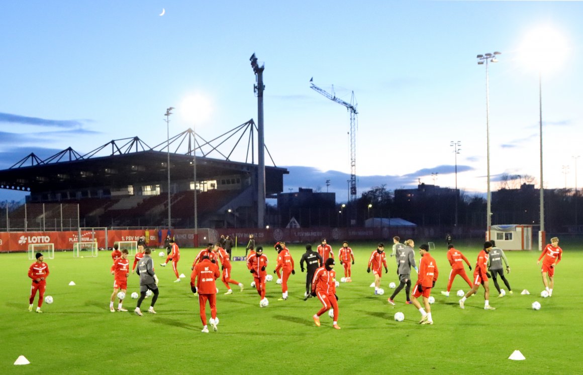 Unter Flutlicht und dünner Mondsichel, mit dem Bruchwegstadion im Hintergrund, beendeten die 05-Profis am Donnerstagabend ihre kurze Weihnachtspause. 