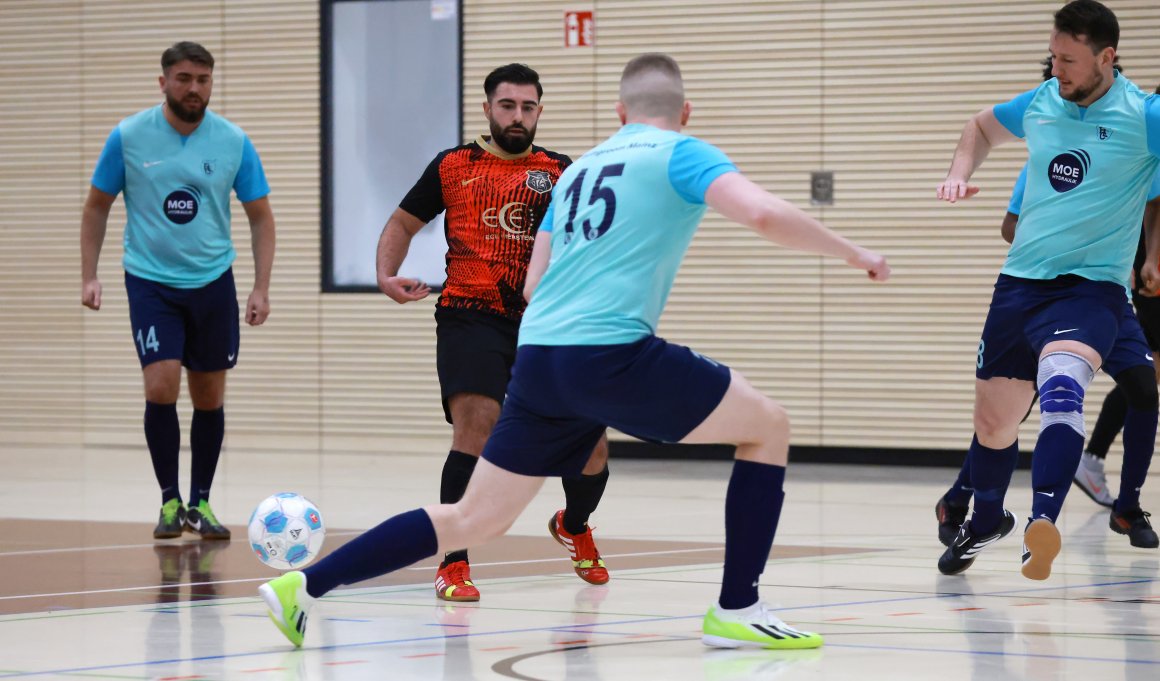 Es geht wieder rund kurz nach dem Jahreswechsel beim Hallenfußball in Mainz. Für Türkgücü Mainz und den FC livingroom II (Bild) war nach der Qualifikationsrunde am Freitag der Spaß allerdings schon wieder vorbei, für beide reichte es nicht für einen Platz in der Zwischenrunde. 