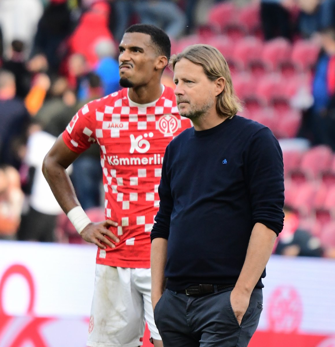 Moritz Jenz (l.) war gegen den VfL Bochum wiederholt in schmerzhafte Kopfballduelle involviert.