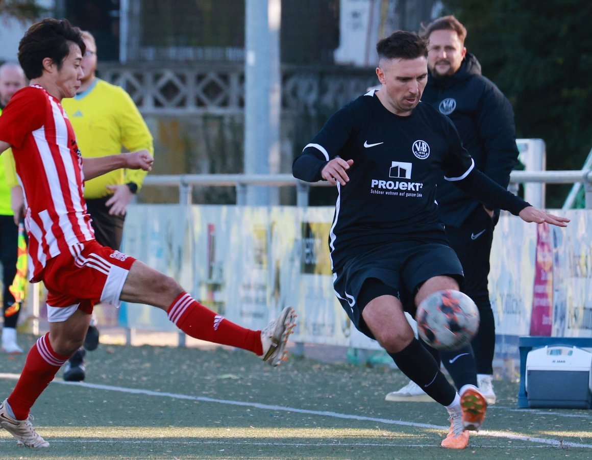 Noch stürmt Norman Loos (r.) für Verbandsligist VfB Bodenheim. Zur nächsten Saison steigt er beim 1.FC Nackenheim als Spielertrainer ein.