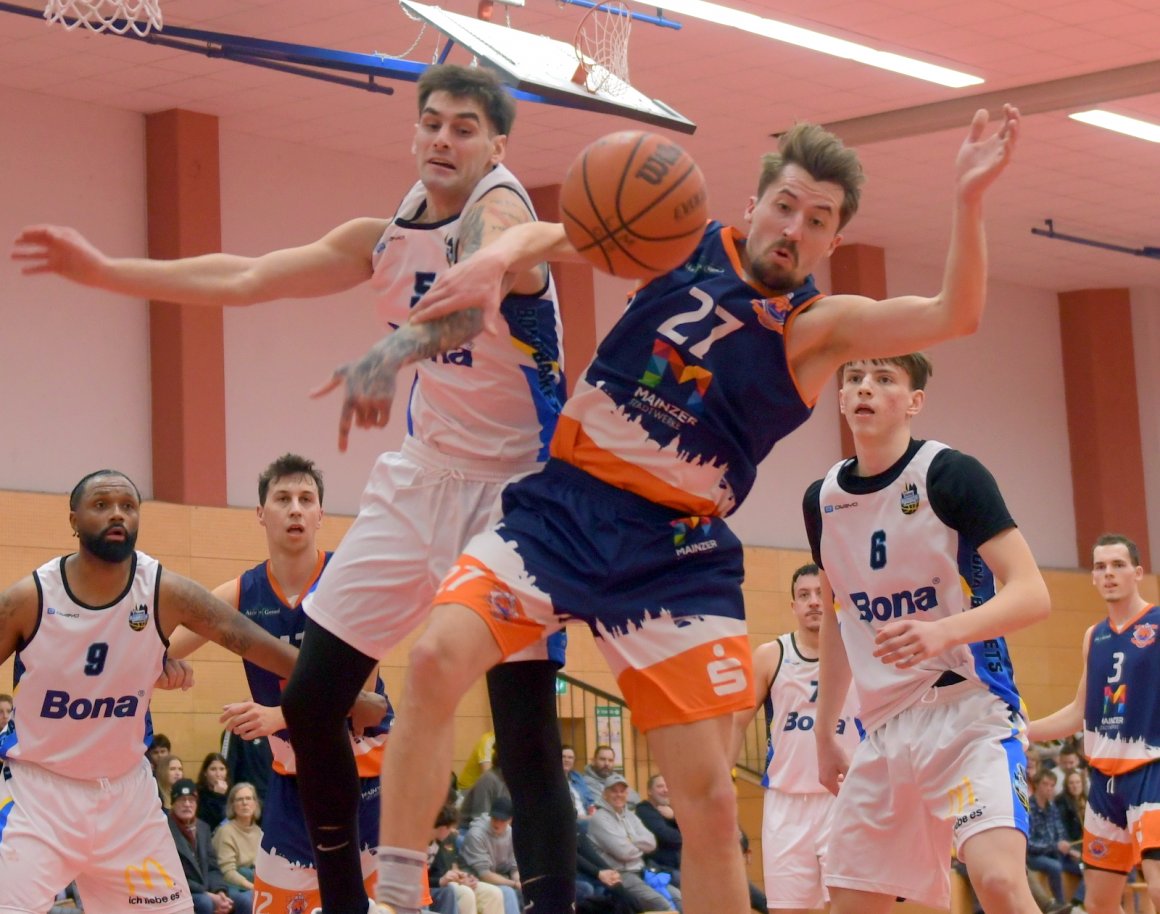 So hart umkämpft wie dieser Rebound zwischen Felix Oppenberg (r.) und dem Limburger Danijel Peric war die Partie bis rund fünf Minuten vor Schluss.