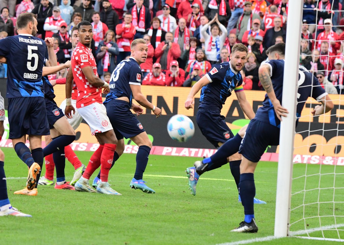 Wenn Lennard Maloney (3.v.r.) das nächste Mal in einem Strafraum, dann im 05-Trikot...