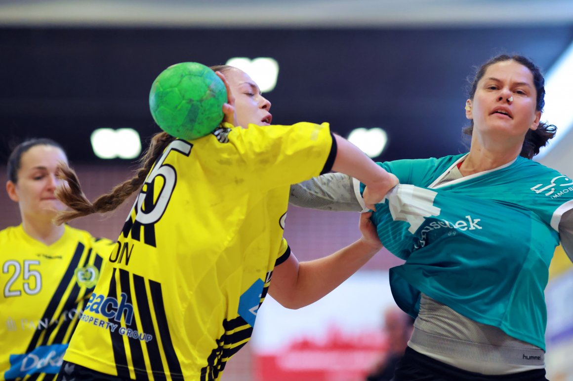 Auch, wenn Trikotzupfen wie hier gegen Andrea Lischtschuk nicht zur feinen Art gehört, drückt sich in der Szene der bessere kämpferische Einsatz der Mundenheimerinnen beim Gastspiel in der Halle Am Großen Sand aus.