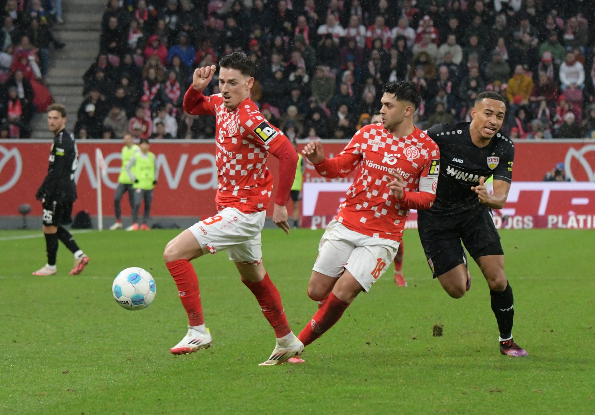 Nach dem 1:0 waren die Mainzer das überlegene Team und traten oft in Überzahl auf, wie hier Anthony Caci und Nadiem Amiri.