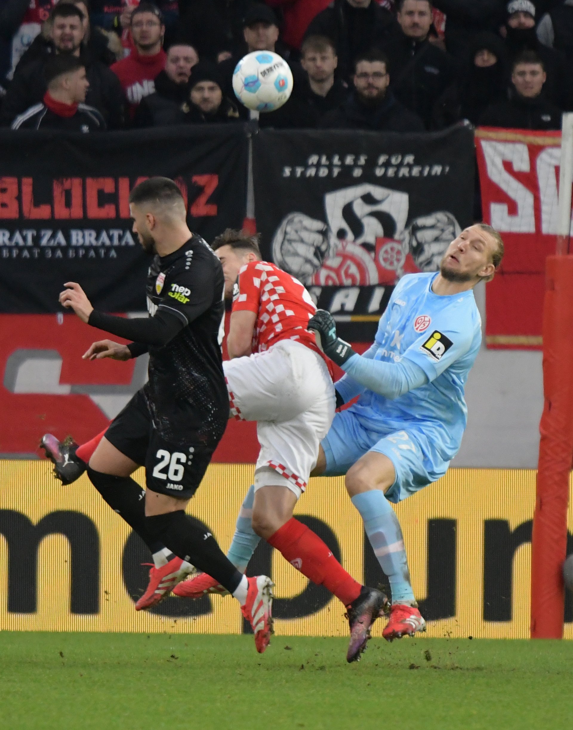 ...und war einige Male außerhalb des Strafraums gefordert. In dieser Szene kollidiert er mit Dominik Kohr, weil VfB-Stürmer Deniz Undav dem Innenverteidiger von hinten einen Stoß versetzt hat.