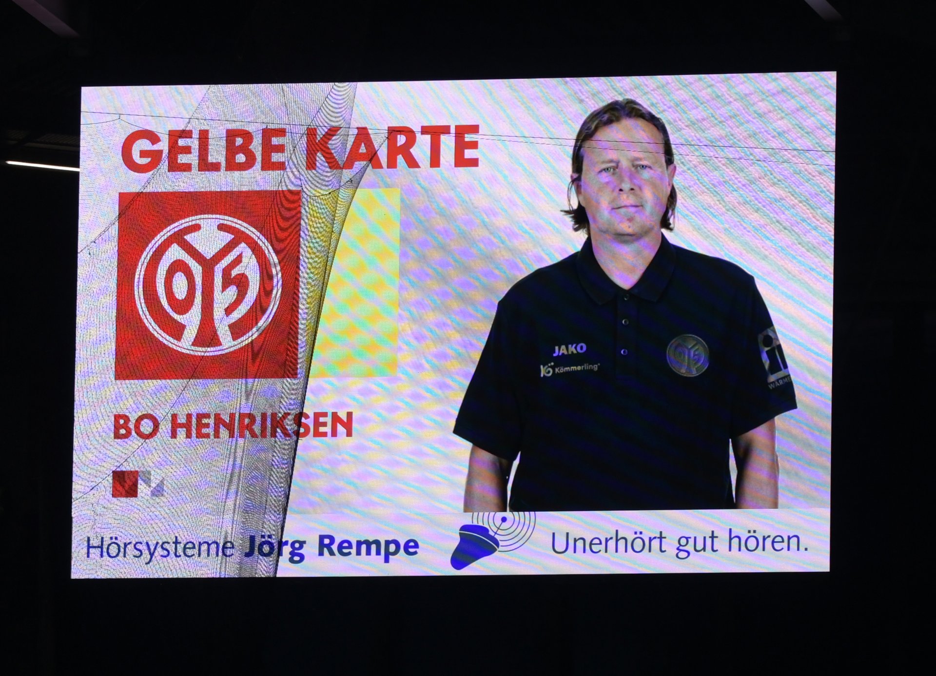 Das wäre Bo Henriksens vierte Gelbe Karte und das nächste Spiel Sperre gewesen. Allerdings handelte es sich um eine Falschmeldung; die Verwarnung hatte sich Kotrainer Mikkel Jespersen eingehandelt.