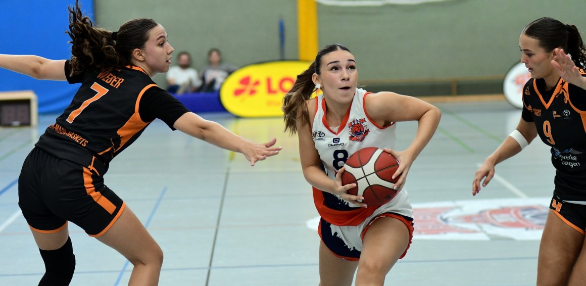 Im DBB-Pokal setzten sich Charlotte Kriebel (M.) und der ASC gegen die Rhein-Main Baskets durch. In der Liga-Hinrunde unterlagen sie den Hessinnen jedoch.