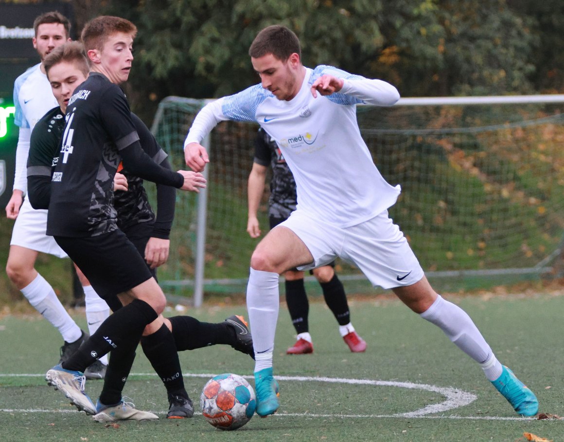 Dass Marco Rothenburger in einem Punktspiel auf eigenem Platz für die TSG Bretzenheim traf, ist mehr als zwei Jahre her, hier im Spiel gegen den TuS Steinbach erzielte der Stürmer gar drei Tore. Nun ist er nach langer Rekonvaleszenz als Folge eines Bandscheibenvorfalls wieder dabei.