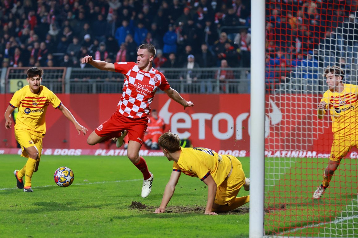 Philipp Schulz, hier bei seinem Treffer im Youth-League-Spiel gegen den FC Barcelona (2:2), spielt bis Saisonende in Verl.