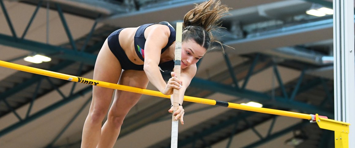 Der Griff sitzt: In Karlsruhe hat Lotte Gretzler erstmals in ihrer Karriere 4,11 Meter überquert.