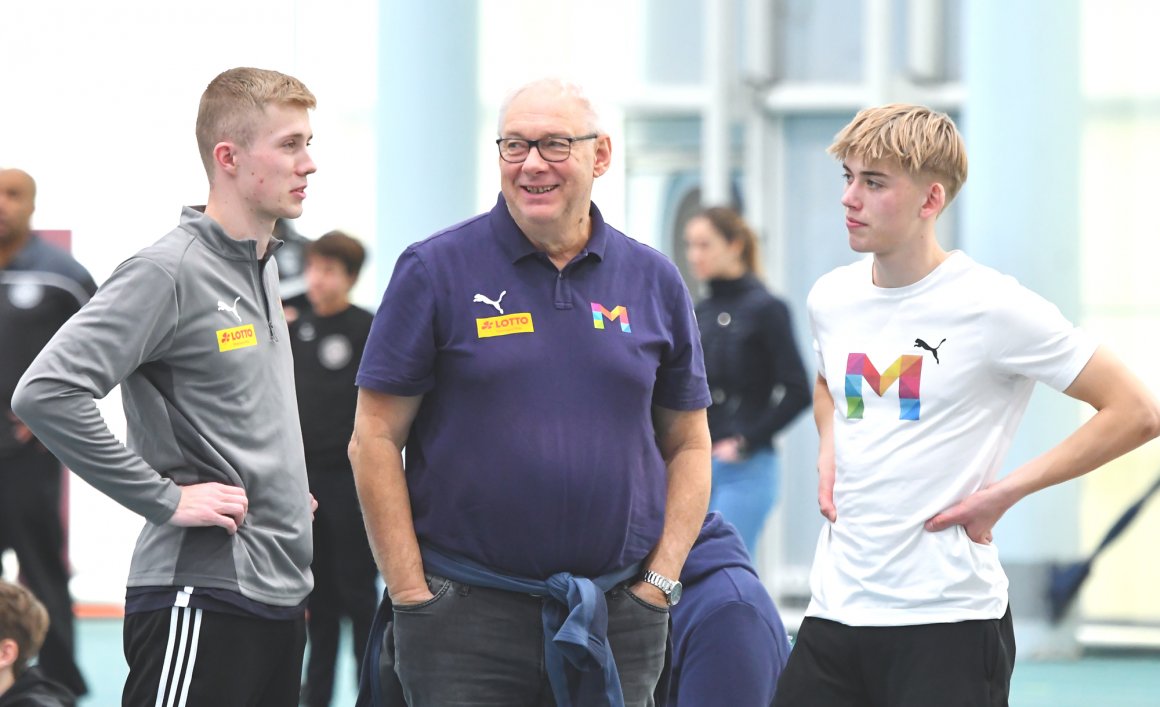 Johannes Böcher (rechts von Trainer Helmut Hurst) kehrte aus Karlsruhe mit dem Hochsprungtitel zurück, Jonah Schumann (l.) wurde Sechster.