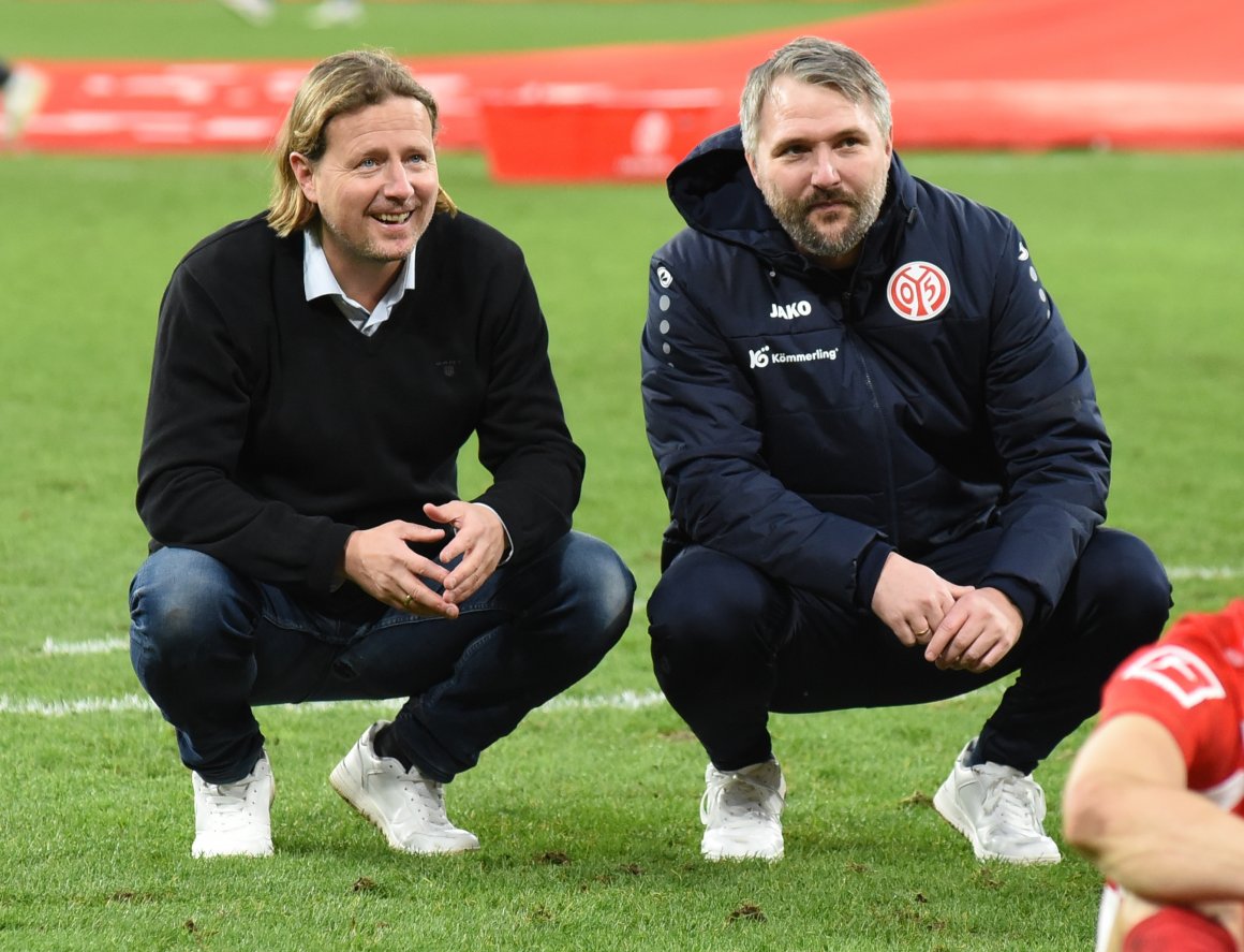 Bo Henriksen und Kotrainer Michael Silberbauer nach dem 1:0 gegen den FC Augsburg bei ihrem Bundesligadebüt. Am Samstag wird der Assistent den Chef zum zweiten Mal binnen drei Wochen an der Seitenlinie vertreten.