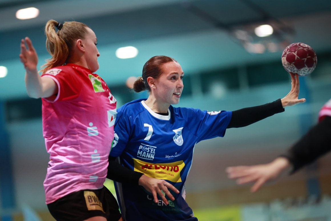 Der Ball flutsche der TSG 1846 Bretzenheim (hier Josefine Schneiders) im Heimspiel gegen den Tabellenersten und designierten Meister SV Union Halle-Neustadt lediglich einmal zu viel durch die Hände. Ein ähnliches Ergebnis wie die Ein-Tor-Niederlage damals wäre diesmal eine kleine Sensation.