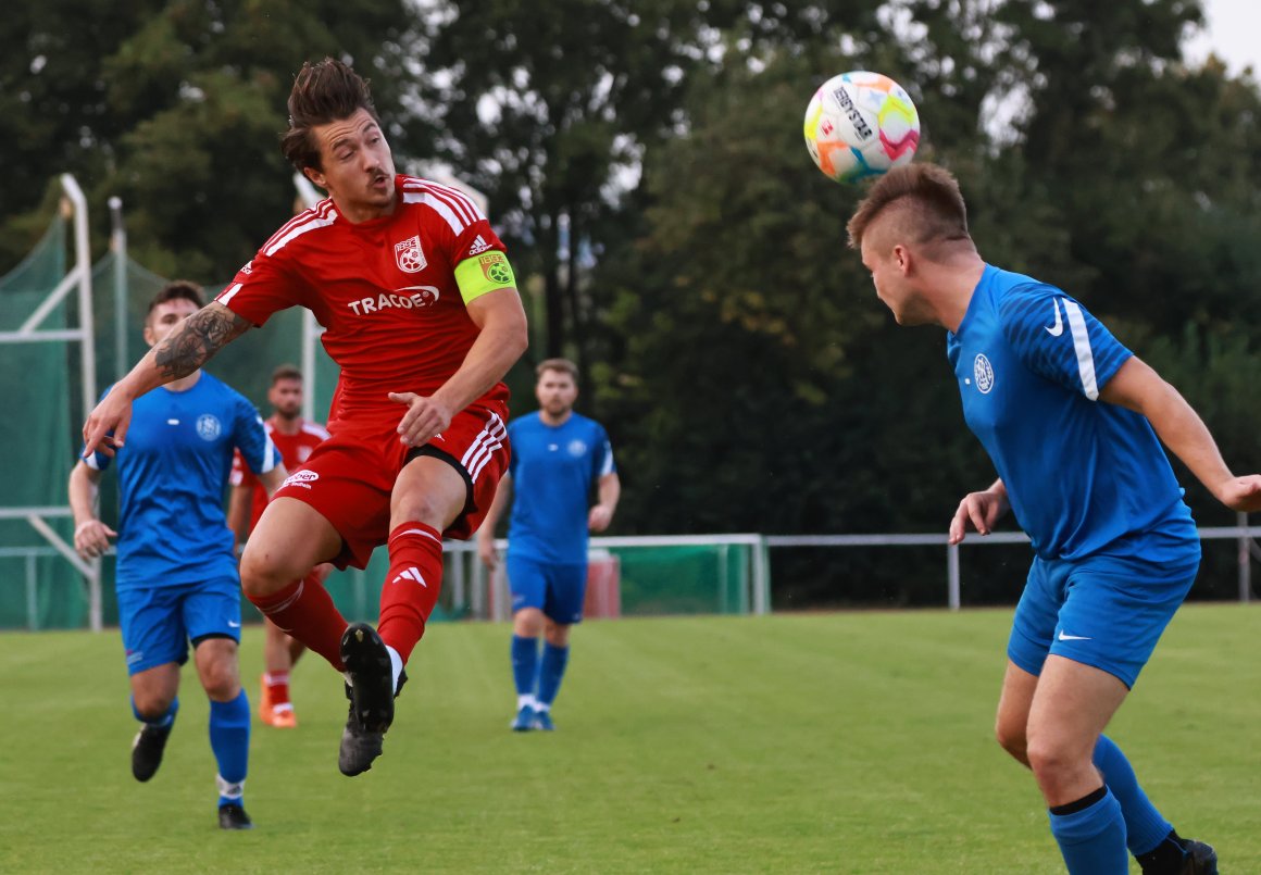 Die Nieder-Olmer, hier Kevin Schuhmacher (l.) beim 0:1 gegen den SV Horchheim, gehen mit dem Ziel in die Restrunde, die Wormser noch abzufangen.