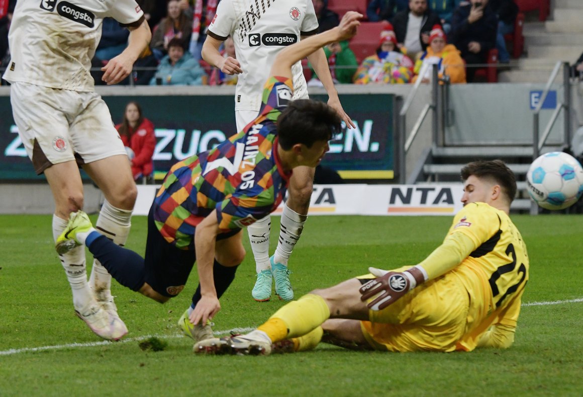 Jae-sung Lee nutzt in dieser Szene einen Torwartfehler und staubt mit dem Fuß zum 1:0 ab.