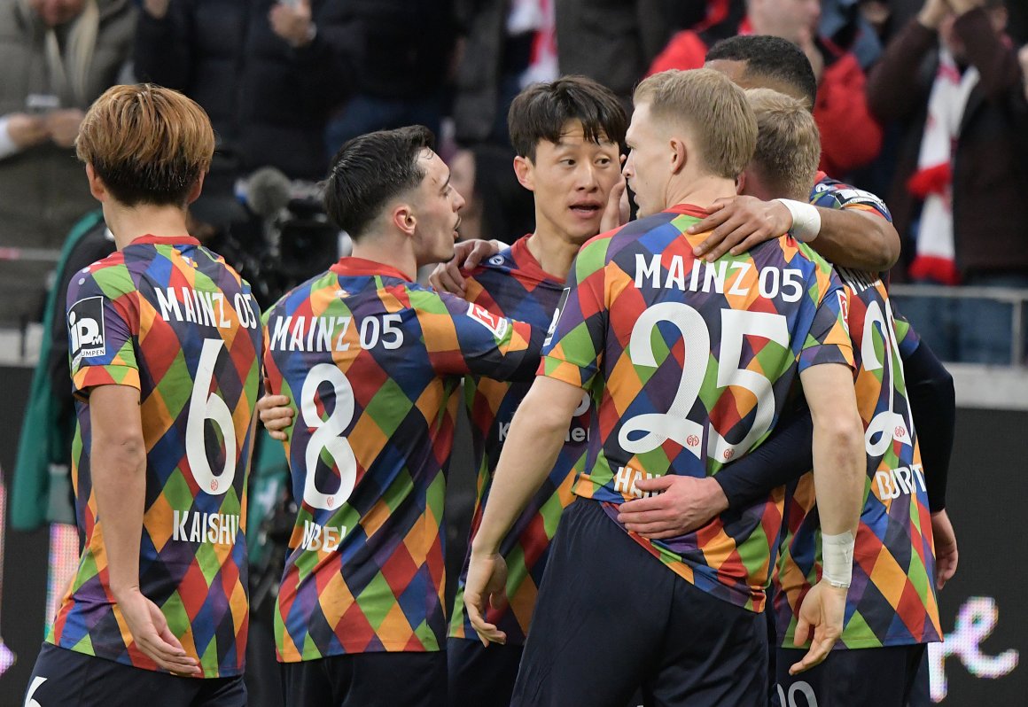 Soeben hat Jae-sung Lee (M.) das 1:0 erzielt. In der Nachspielzeit bereitet er das 2:0 für Paul Nebel (2.v.l.) vor.