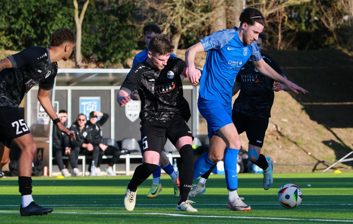 Zwei Jahre wegen Rücken kein Fußball, das lässt sich nicht mit ein paar Wochen Vorbereitung aufholen. Kein Wunder, das Marco Rothenburger bei einem Comeback nicht die große Performance im Sturm ablieferte.