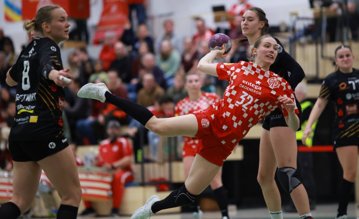 Neele Orth ist fit immer eine Leistungsträgerin im 05-Rückraum. Den letzten Angriff ihres Teams setzte die Spielmacherin allerdings in den Sand.