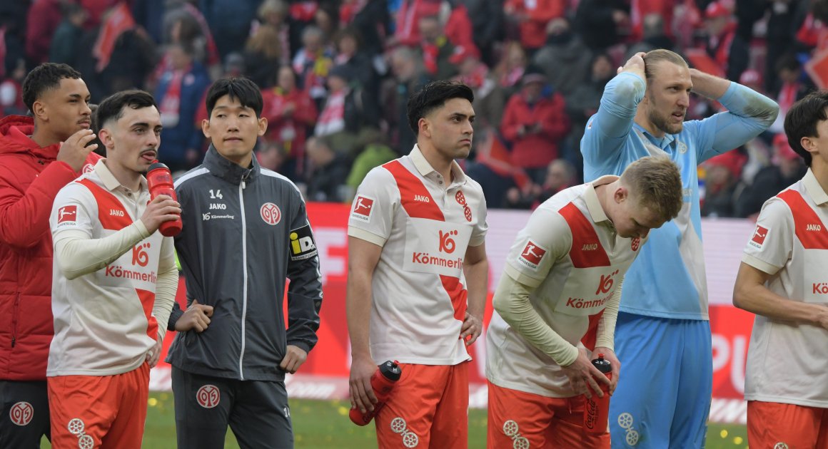 Normalerweise sehen so Verlierer aus. Die 05-Profis jedoch schauten nach dem 2:2 gegen den SC Freiburg ziemlich bedröppelt aus der Wäsche.