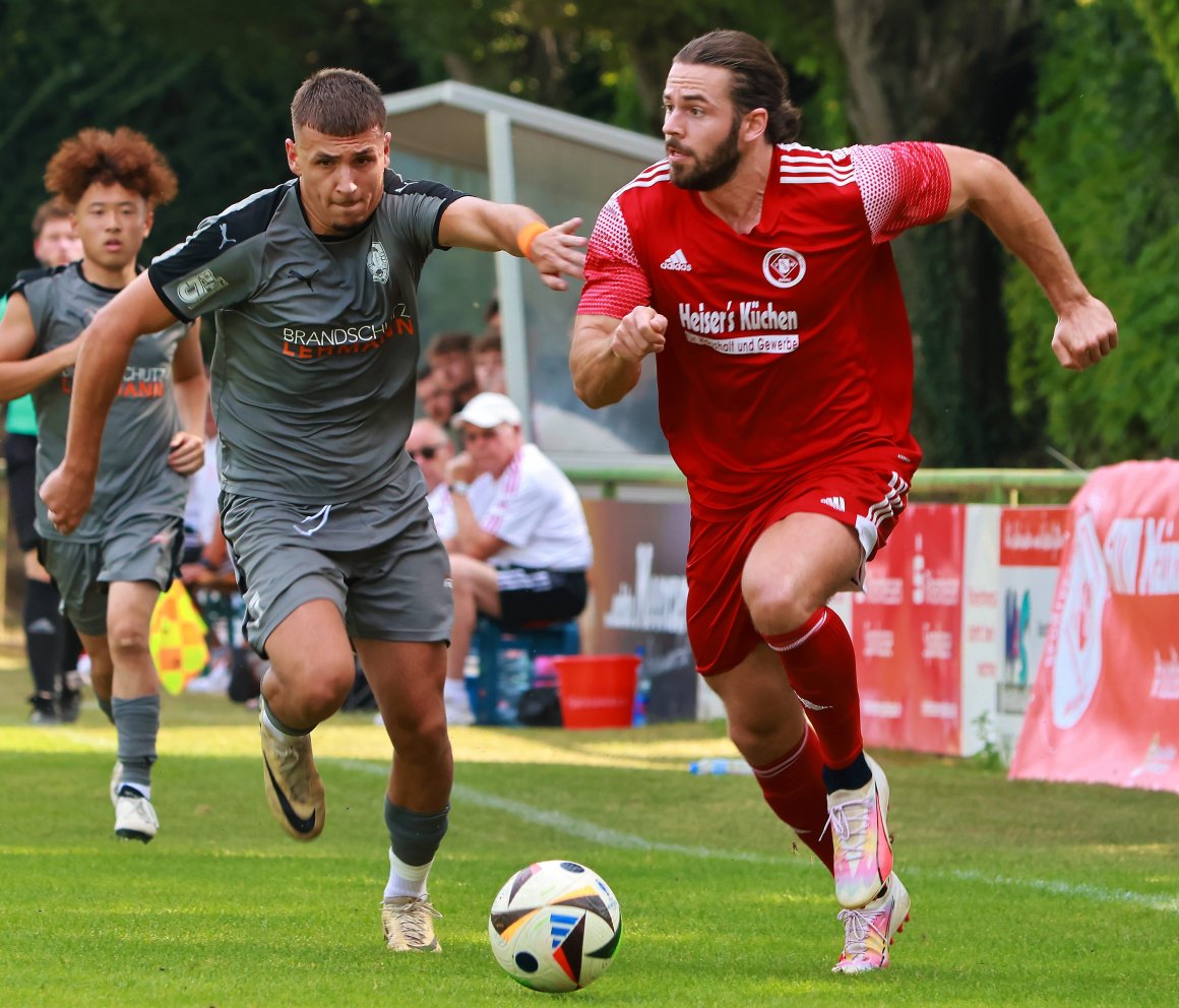 Patrick Wagner (r.) war beim 5:0-Sieg bei der Hinrundenbegegnung gegen die Fortuna in Weisenau als Torschütze leer ausgegangen, das holte er nun in Mombach nach, Patrik Pavlicic (l.) traf für den Tabellenletzten vom Elfmeterpunkt.