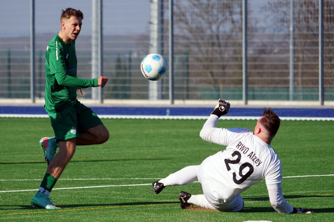 Der Marienborner Tobias Schuh verschoss einen Strafstoß, traf beim 9:0 in Alzey aber dennoch dreimal.