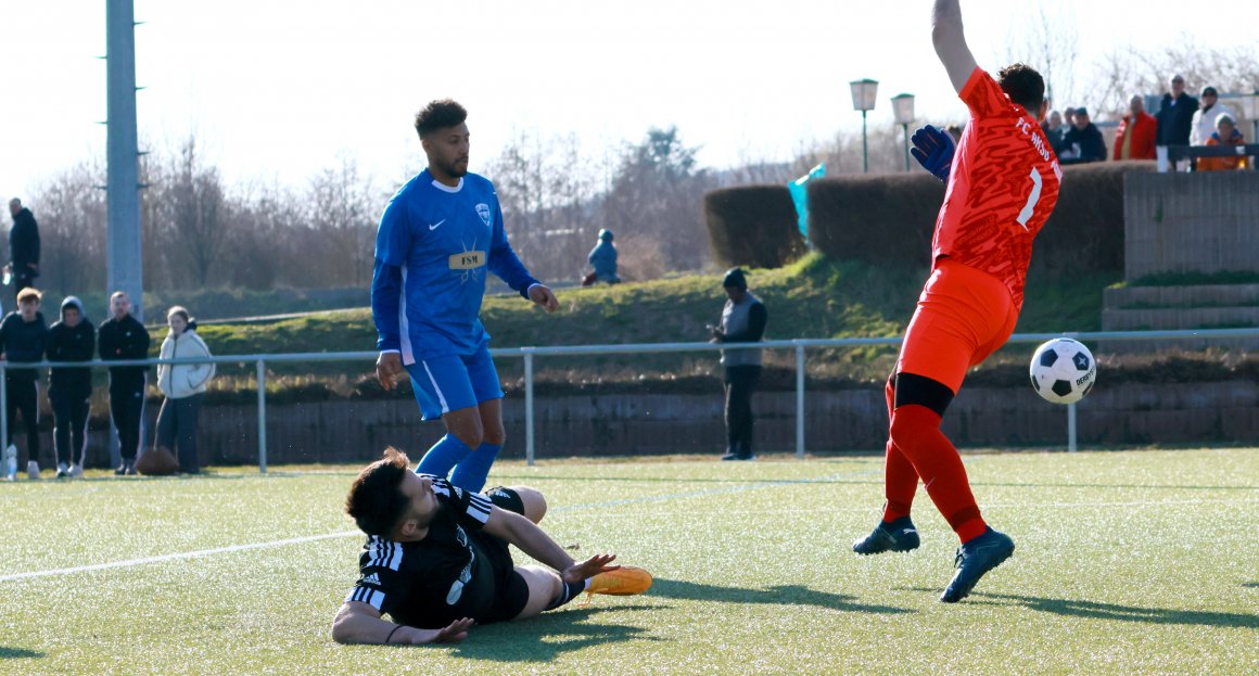 Unbedrängt herangerauscht: Eljano Pergjegai spitzelt den Ball an Torwart Yusuf Ayas vorbei zum 3:1 ins Netz.