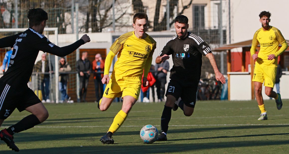 Luis Wachsmuth (l.) leitete den schönsten Budenheimer Spielzug ein, Mauro Albino brachte die Gäste in der sechsten Minute in Führung.